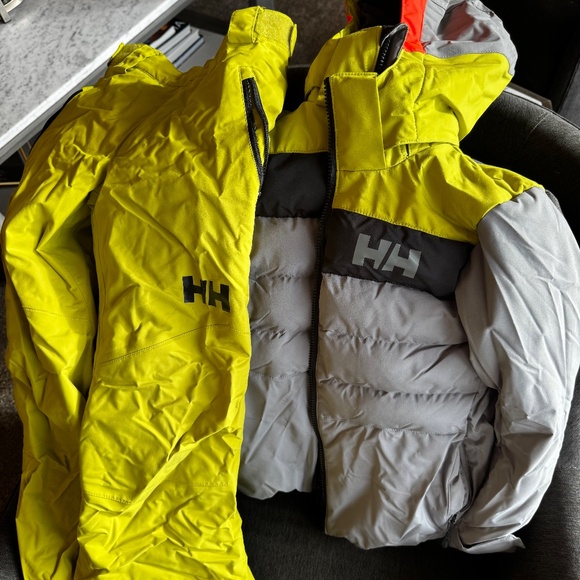 Youth size 8 Helly Hansen ski suit - Picture 4 of 11